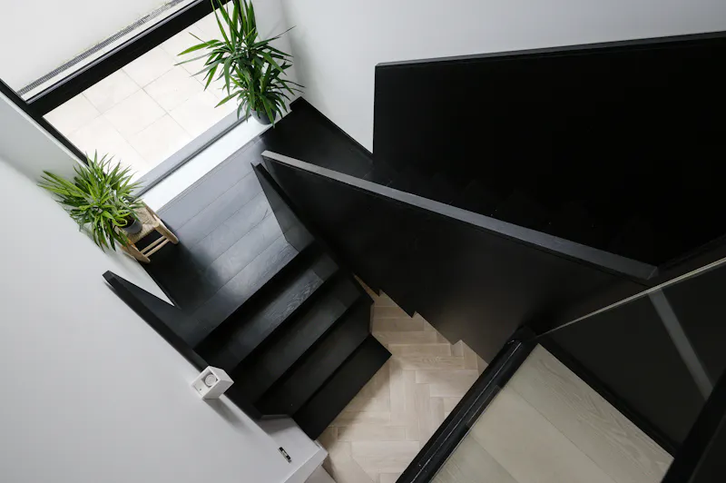 Staircase at Haslemere modern house, D2590 (photo 35)