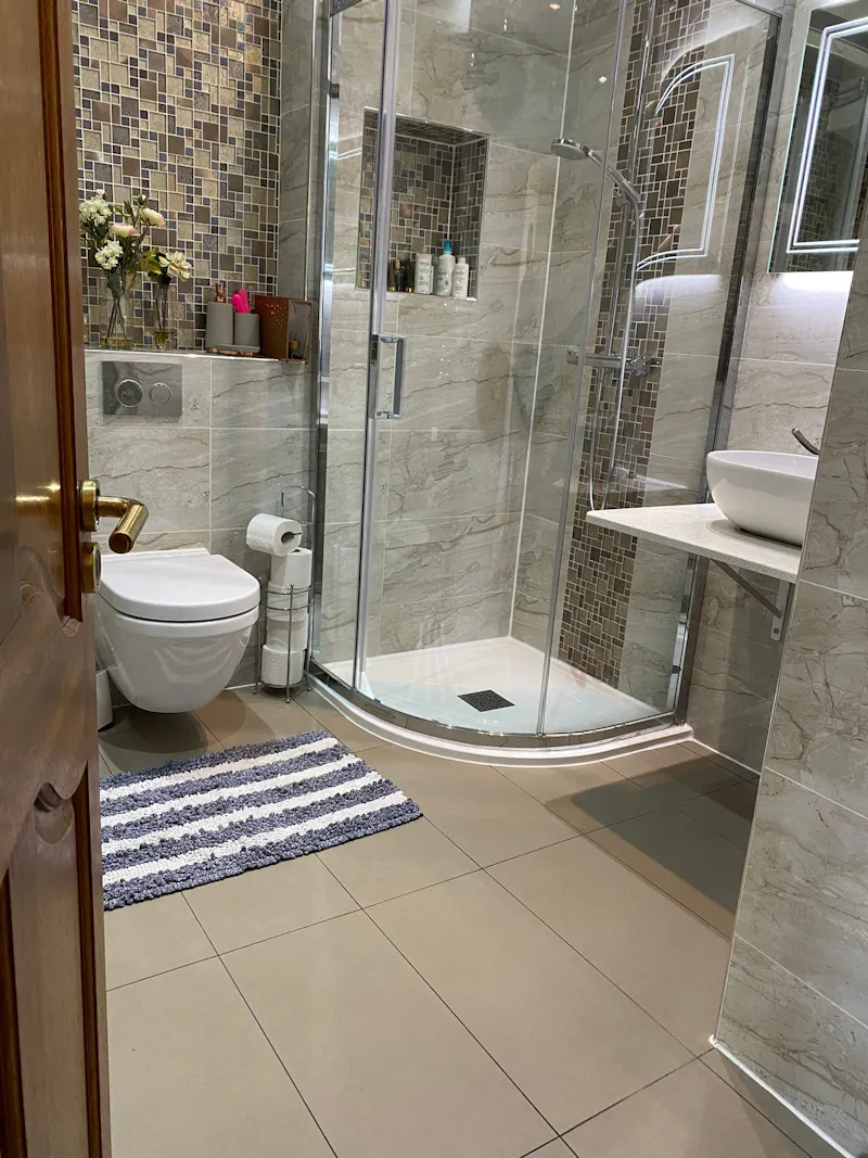 Bathroom at Large semi in Wembley , B1956 (photo 32)