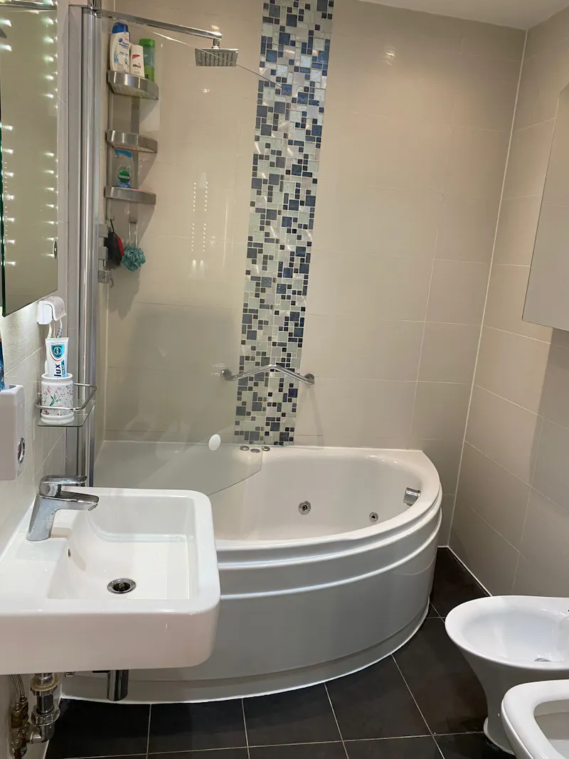 Bathroom at Large semi in Wembley , B1956 (photo 27)