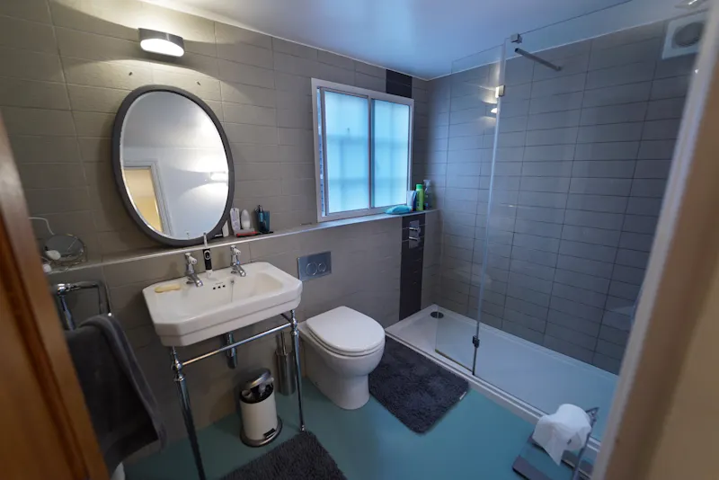 Bathroom at Georgian cottage in Streatham, A1563 (photo 18)