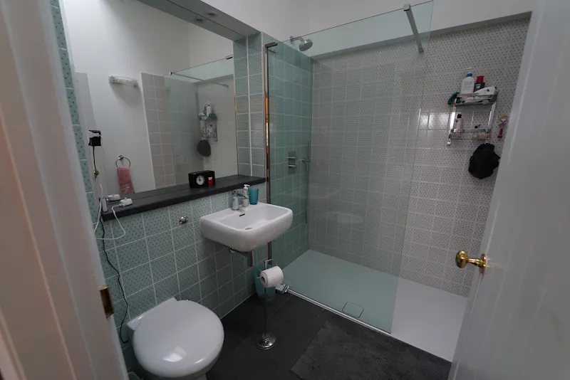 Shower at Georgian cottage in Streatham, A1563 (photo 19)
