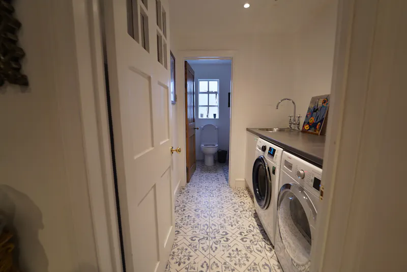 Utility room at Georgian cottage in Streatham, A1563 (photo 8)