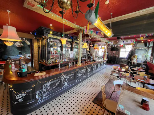 Holloway Road Victorian pub, R807