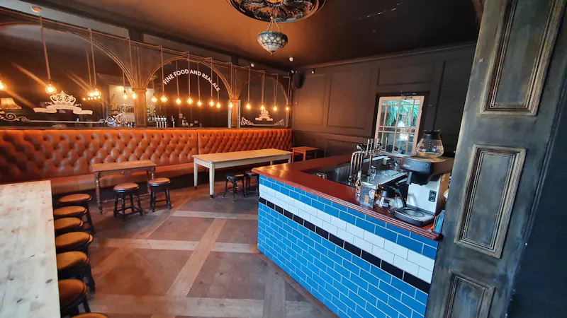 Holloway Road Victorian pub, R807 (photo 8)