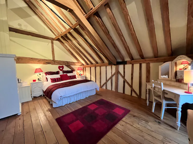 Bedroom at Contemporary Pirbright barn, L551 (photo 15)