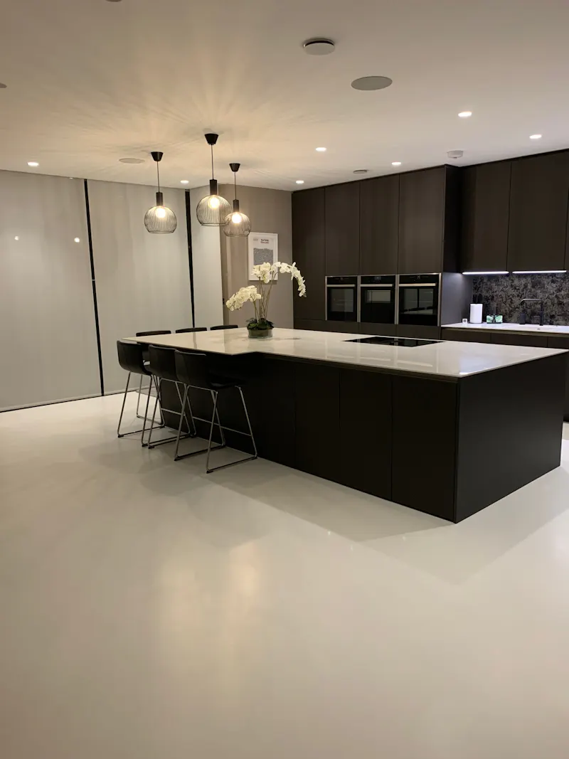 Kitchen at Neutral pool house in Beckenham, D2602 (photo 5)