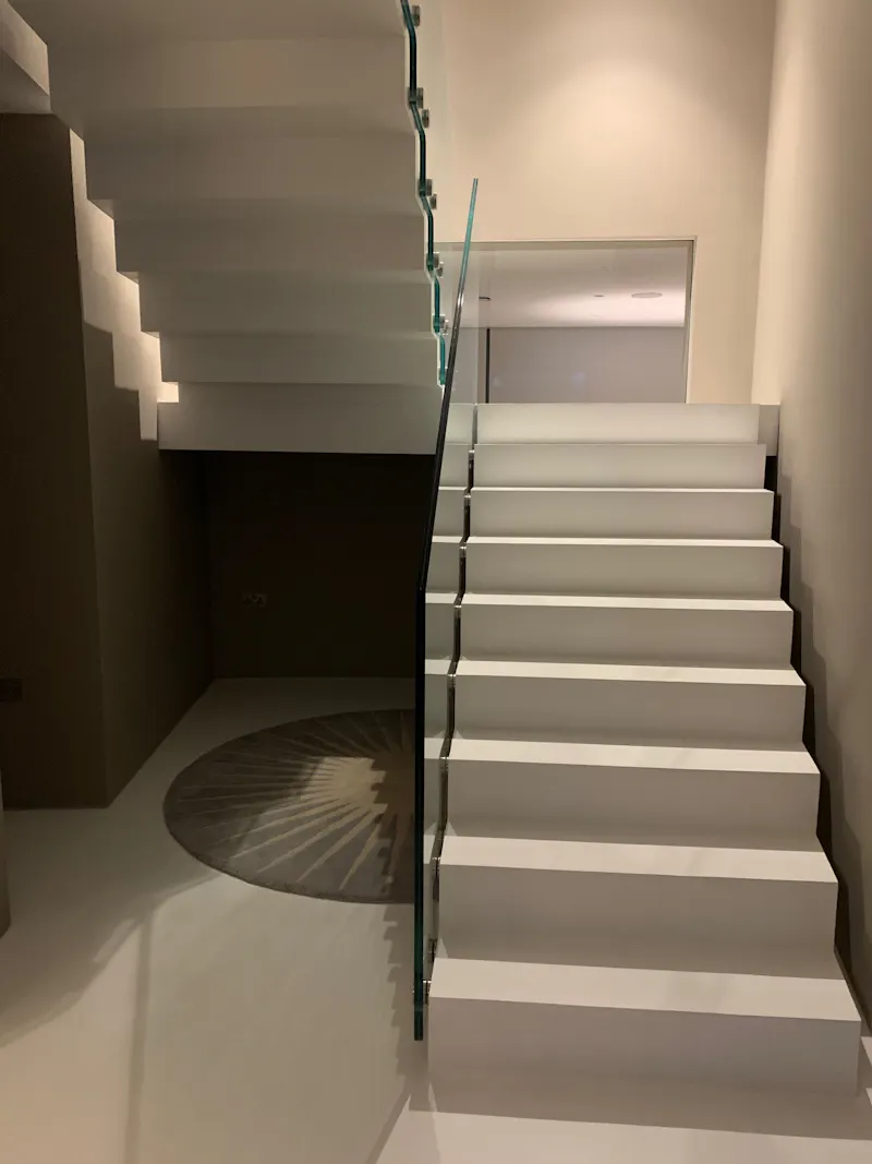 Staircase at Neutral pool house in Beckenham, D2602 (photo 17)