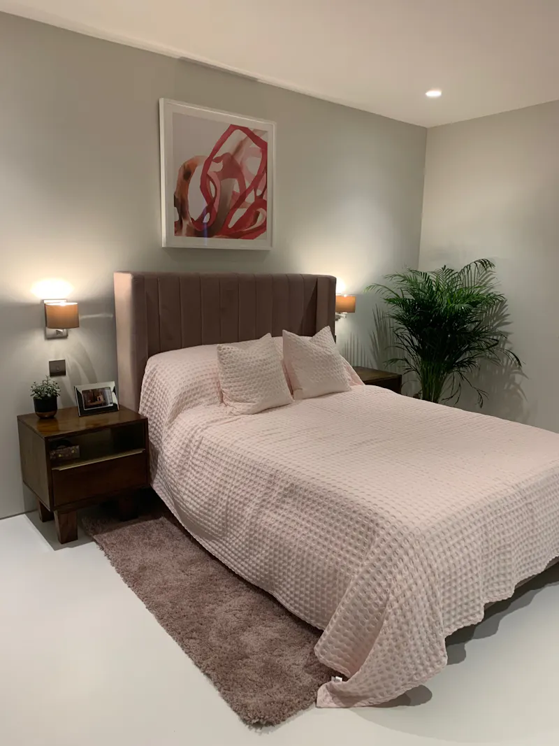 Bedroom at Neutral pool house in Beckenham, D2602 (photo 23)