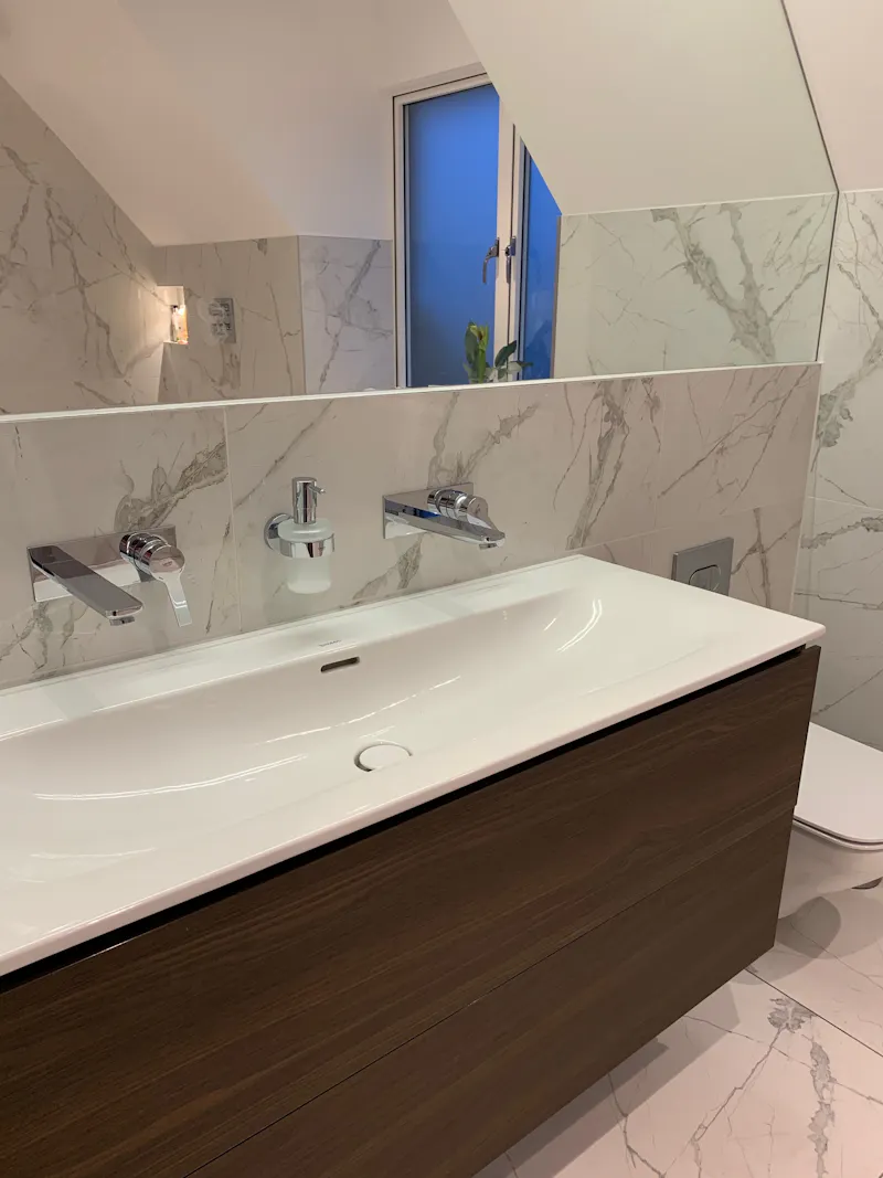 Bathroom at Neutral pool house in Beckenham, D2602 (photo 25)