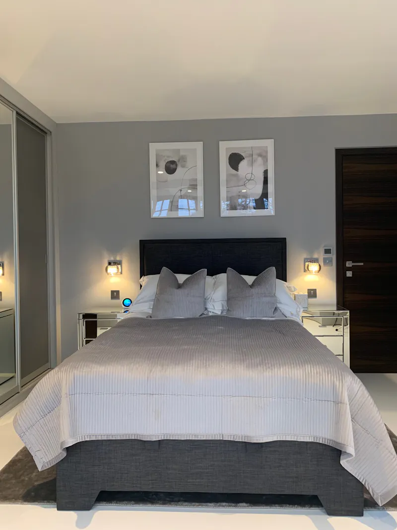 Bedroom at Neutral pool house in Beckenham, D2602 (photo 22)