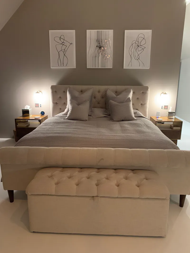 Bedroom at Neutral pool house in Beckenham, D2602 (photo 19)