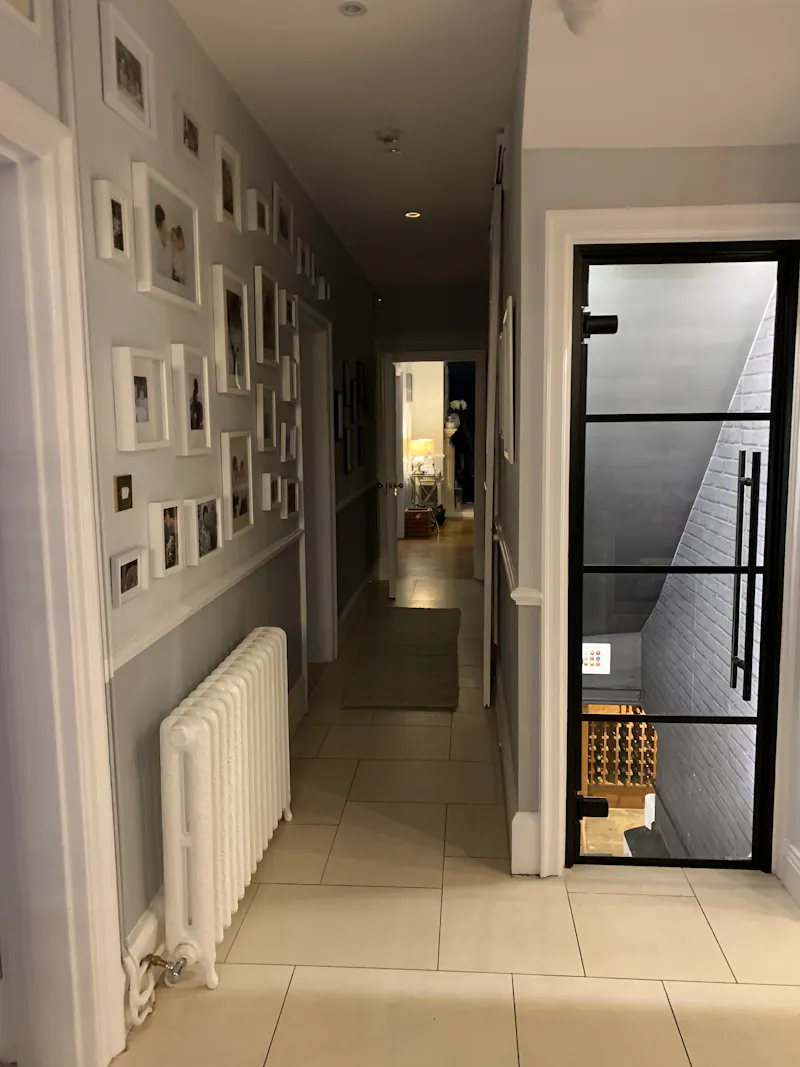 Corridor at Large red brick home in Newbury, B1972 (photo 17)