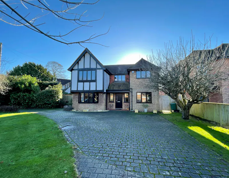 Driveway at Large detached home Reigate, D2607 (photo 1)