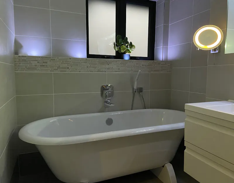 Bath - rolltop at Large detached home Reigate, D2607 (photo 14)