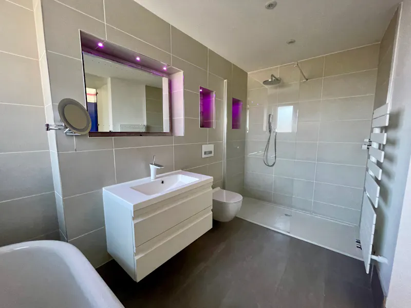 Bathroom at Large detached home Reigate, D2607 (photo 13)