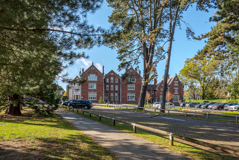 College in Bishops Stortford, J223 (photo 1)