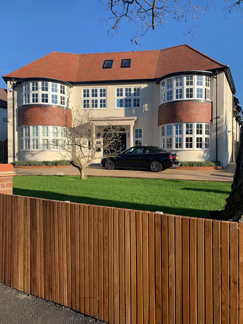 Driveway at Neutral pool house in Beckenham, D2602 (photo 1)
