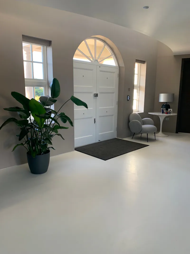 Entrance hall at Neutral pool house in Beckenham, D2602 (photo 2)