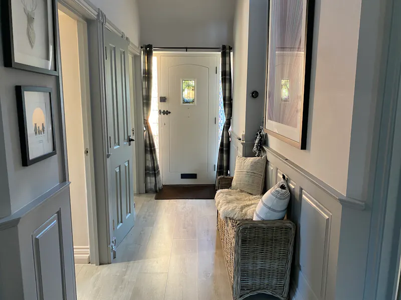 Entrance hall at Idyllic High Wycombe Home, D2670 (photo 27)