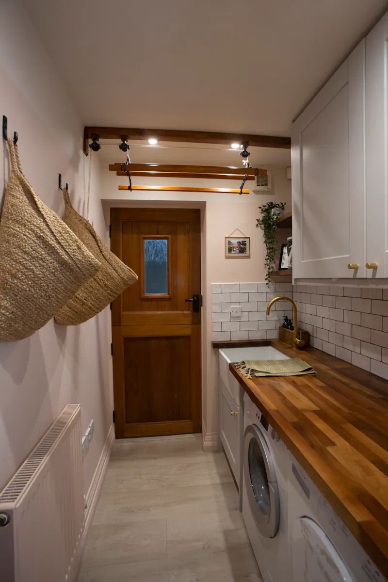 Tiled at Idyllic High Wycombe Home, D2670 (photo 9)