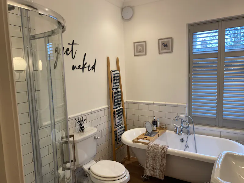 Bath - rolltop at Plaistow family home , B1963 (photo 32)