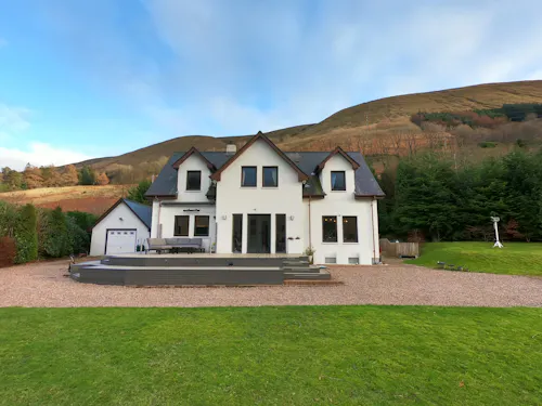 Highlands Loch House , D2675