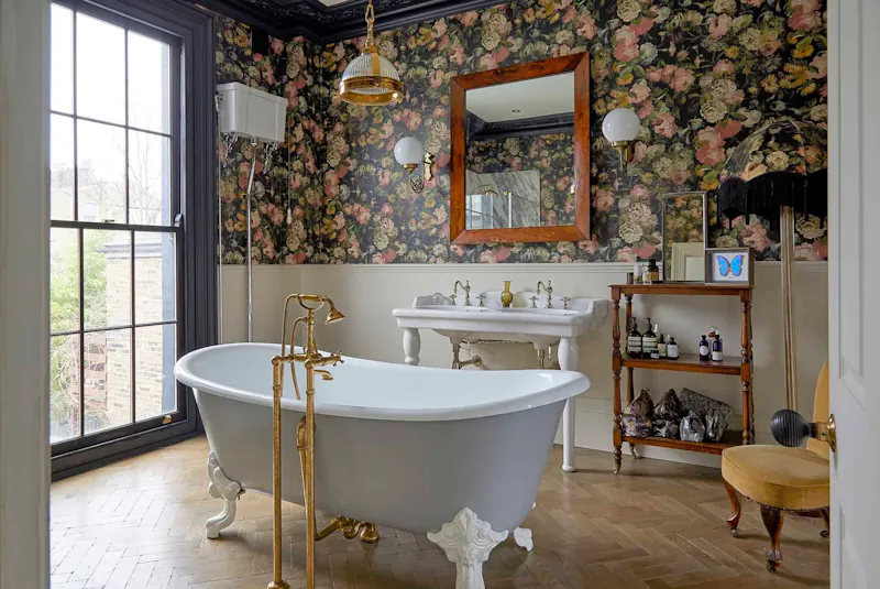 Bath - rolltop at Immaculate townhouse Homerton, D2611 (photo 37)