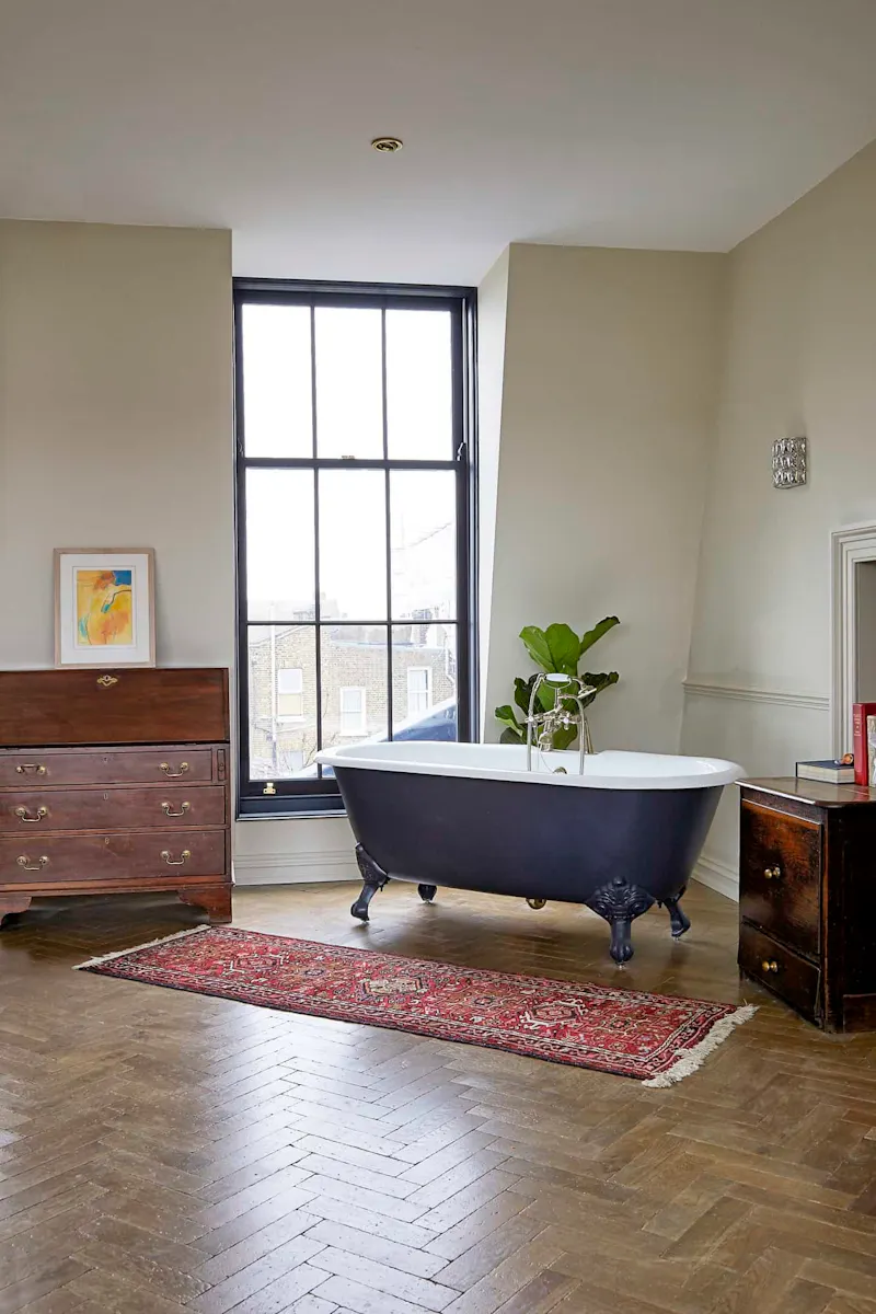 Bath - rolltop at Immaculate townhouse Homerton, D2611 (photo 47)
