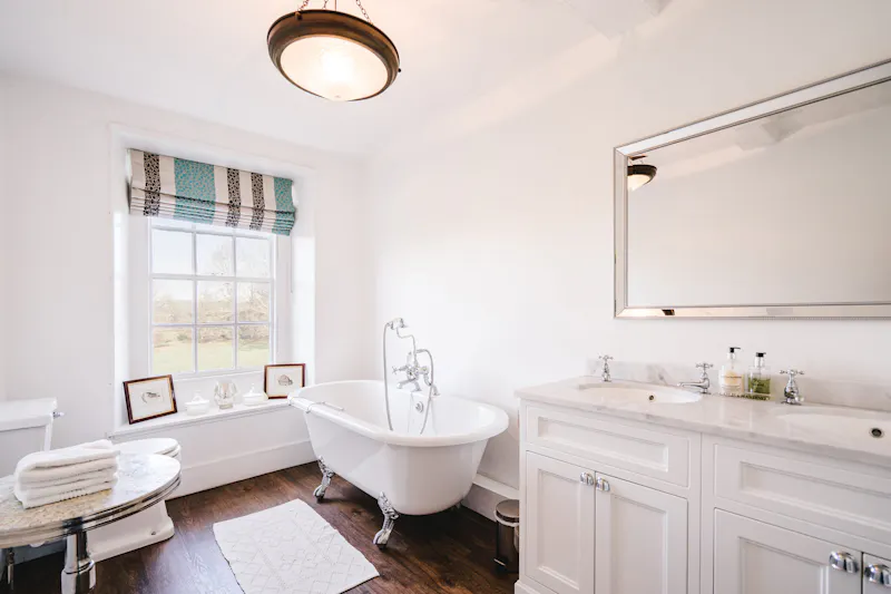 Bath - rolltop at Ashurst country house and barns, A1239 (photo 21)