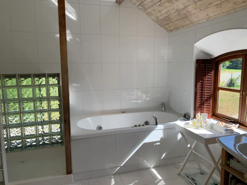 Bathroom at American barn in Guildford, B1125 (photo 44)