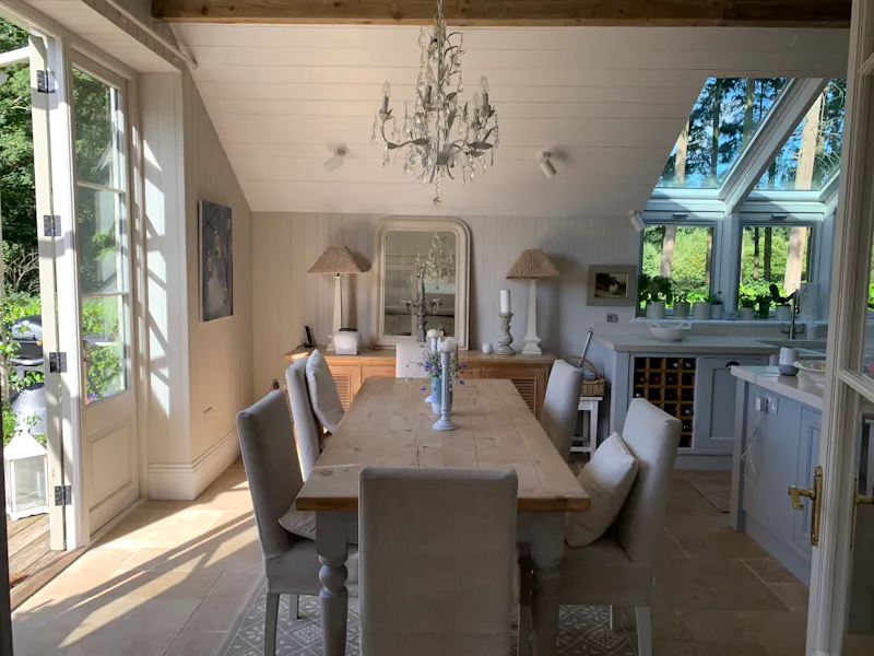 Dining room at American barn in Guildford, B1125 (photo 8)