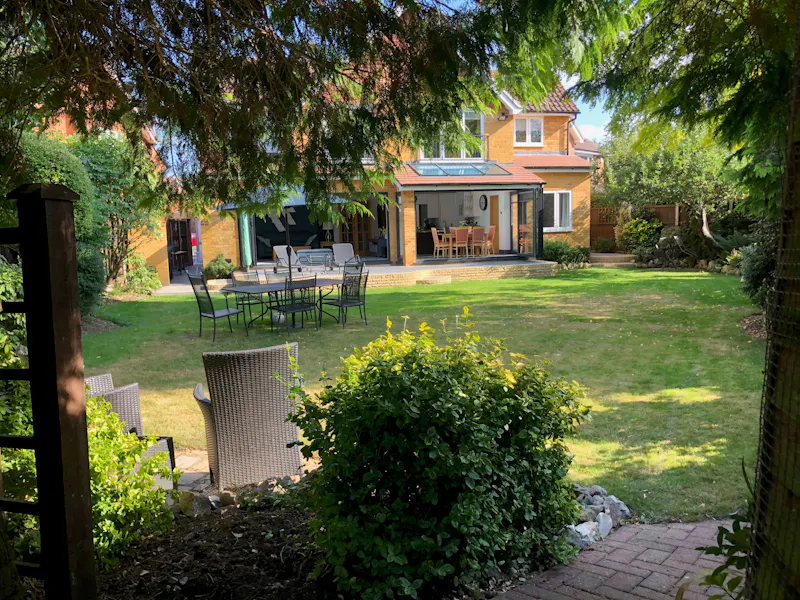 Garden at Suburban Windsor house, D2623 (photo 15)