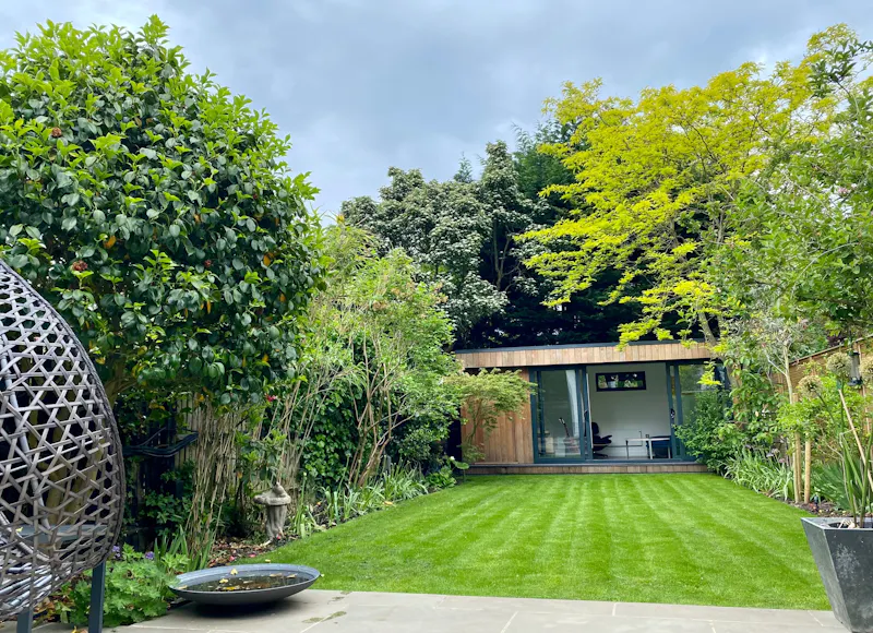 Garden at Immaculate Putney home, B1967 (photo 33)