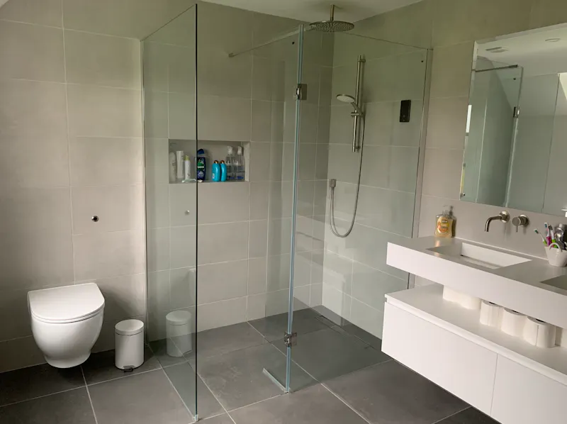 Shower at Stunning farmhouse Chiddingfold, D2615 (photo 9)