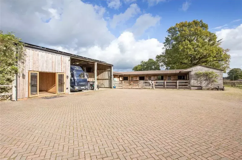 Driveway at Stunning farmhouse Chiddingfold, D2615 (photo 18)