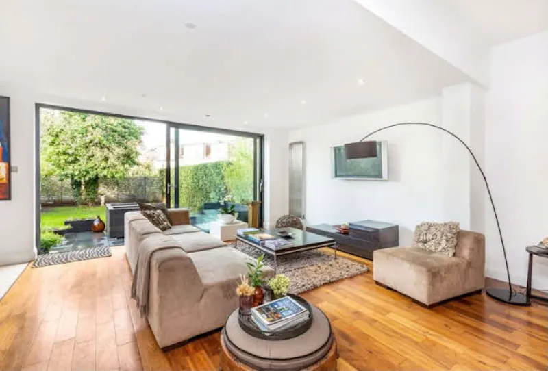 Living Room at Contemporary Sheen house, D1986 (photo 5)