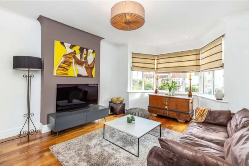 Sitting room at Contemporary Sheen house, D1986 (photo 4)
