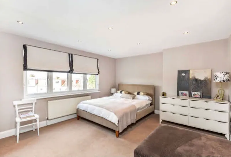 Bedroom at Contemporary Sheen house, D1986 (photo 10)