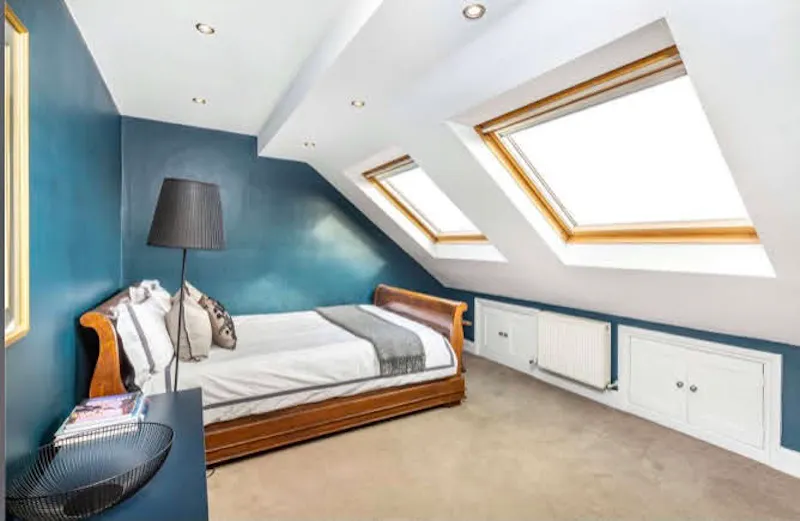 Bedroom at Contemporary Sheen house, D1986 (photo 11)