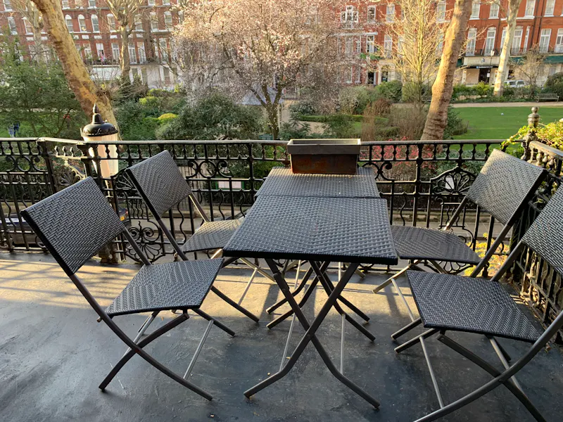 Balcony at Earl's Court mansion flat, F1222 (photo 16)