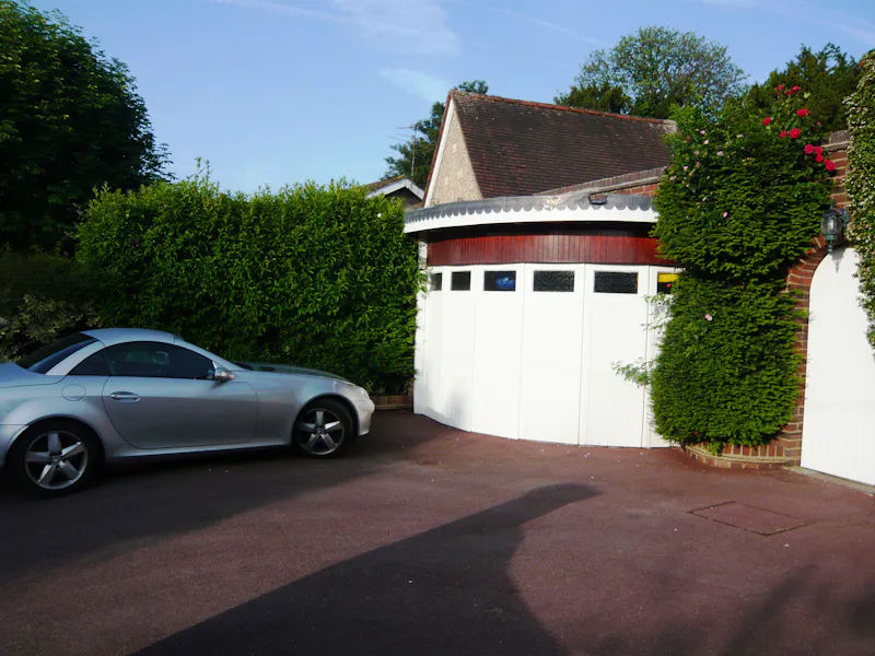 Driveway at Modern home in Bush Hill, D2620 (photo 20)