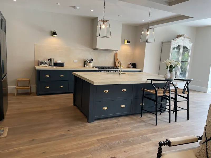 Kitchen island at Spacious Streatham House , E500 (photo 3)