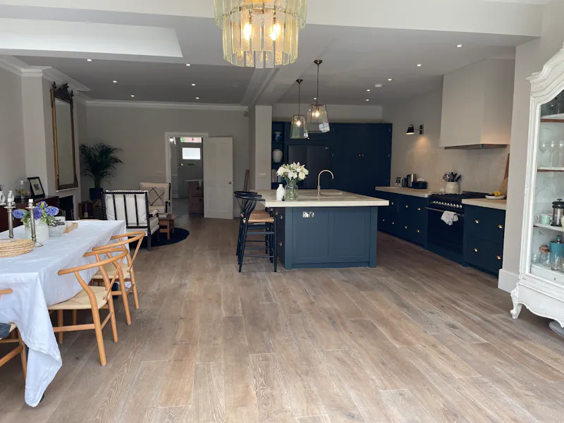 Open plan at Spacious Streatham House , E500 (photo 5)
