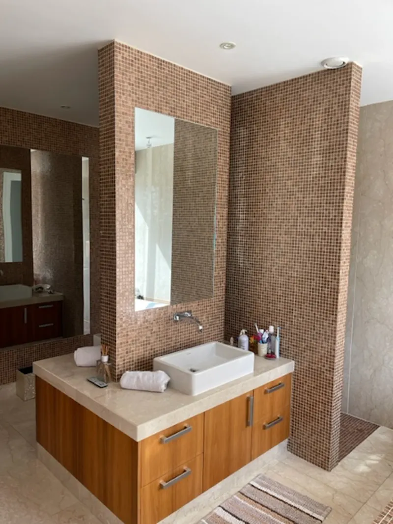 Bathroom at Weybridge mansion with pool, D2618 (photo 22)