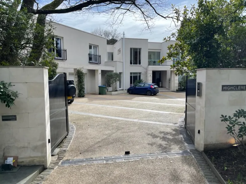 Driveway at Weybridge mansion with pool, D2618 (photo 56)