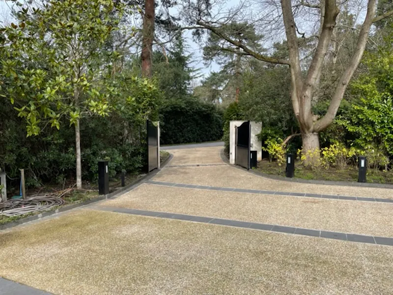 Driveway at Weybridge mansion with pool, D2618 (photo 55)