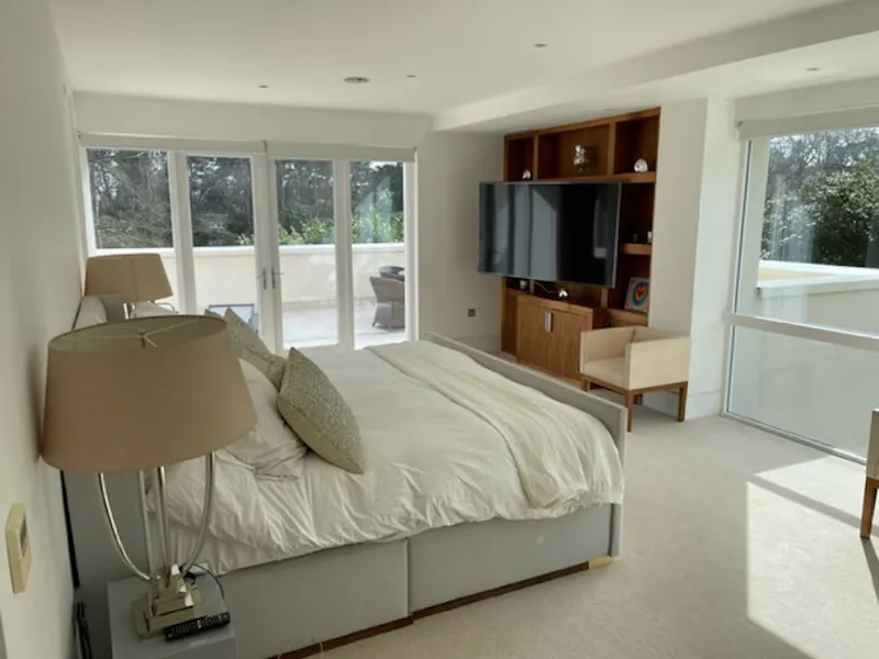 Bedroom at Weybridge mansion with pool, D2618 (photo 26)