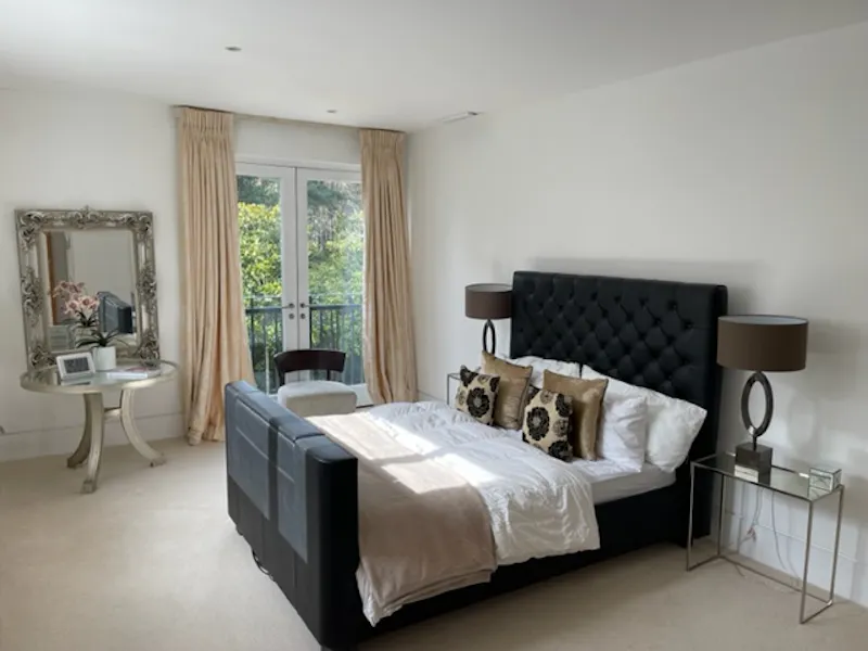 Bedroom at Weybridge mansion with pool, D2618 (photo 29)