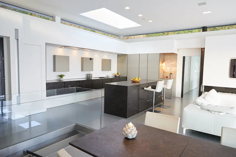 Kitchen at Edenbridge LA-style house, K374 (photo 9)