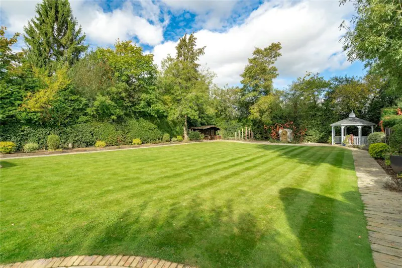 Garden at Buckinghamshire Home, D2656 (photo 10)